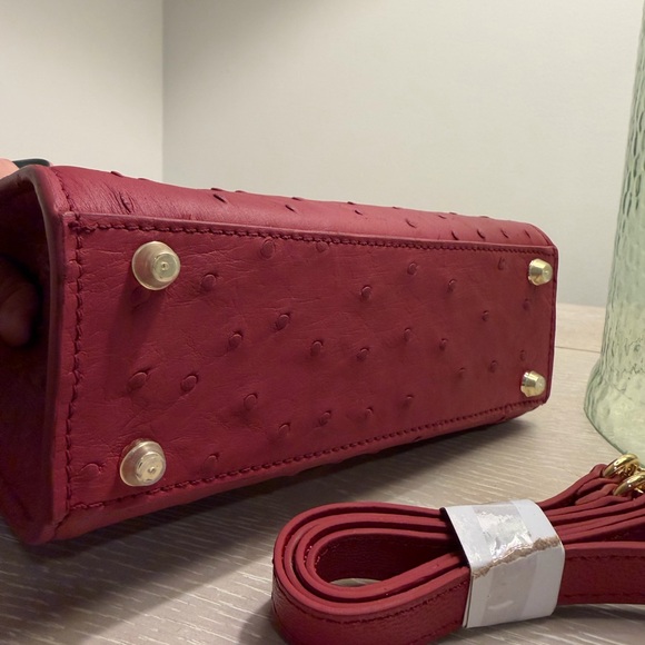 *NEW* Red Ostrich Style Leather Flap Handbag, Gold Hardware With Long Strap - Picture 3 of 7